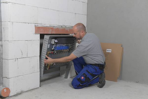 Um den Ablauf auf der Baustelle weiter zu verbessern, besitzen die vorgefertigten Verteiler eine eingebaute Wasserwaage, eine verstellbare Rohrumlenkleiste, eine Baustellenabdeckung und höhenverstellbare Füße