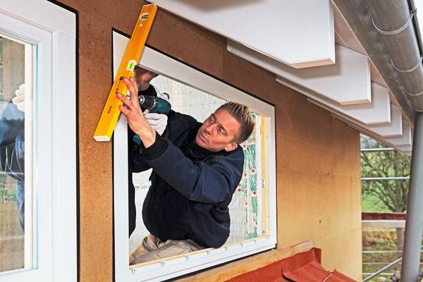 Zur Not prüft der Energieberater selbst nach, ob das Haus auch "im Wasser" ist.