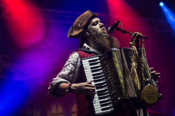 Mr. Hurley und die Pulveraffen.