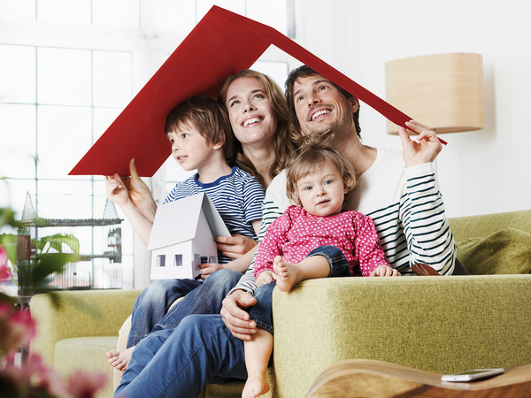 Ökologisch sinnvoll und wohngesund wünschen sich Familien ihr Haus. Unter einer Polyurethan-Dämmung können sie sich rundum wohlfühlen.