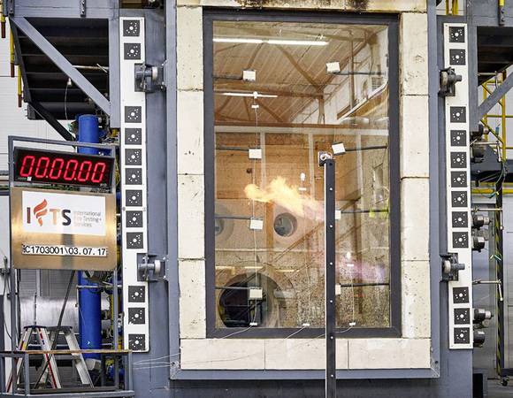 Nach der automatischen Prüfung aller Sicherheitssysteme startet die Prüfung. Nun müssen Rahmen und Glas des F/EI-30-Elements mindestens 30 Minuten den Brandtemperaturen von bis zu 850 °C standhalten. 