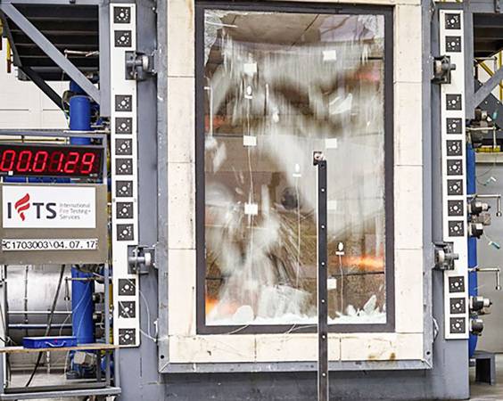 Die Temperatur im Ofenraum steigt kontinuierlich, bis sie schließlich 850 °C erreicht. Nach knapp 1,5 Minuten zerspringt planmäßig die innere ESG-Scheibe des Brandschutzglases, Teile davon fallen im Ofeninneren zu Boden … 