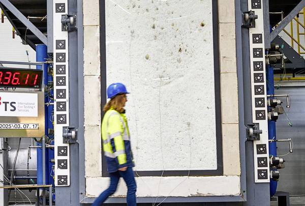  … dadurch entfaltet die dahinterliegende Interlayer-Schicht mit hitzeisolierenden Eigenschaften ihre ganze Wirkung, das Glas wird blind. 