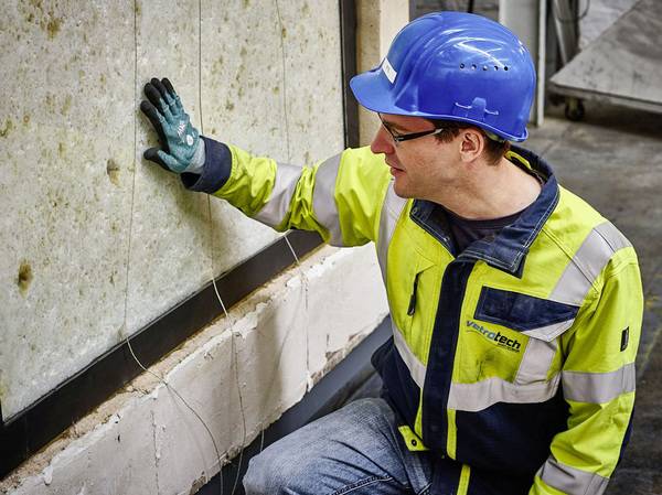 Der Interlayer hat eine opake Isolationsschicht gebildet und wurde zur Flammen- und Hitzebarriere. Nach 30 Minuten wurde der Test erfolgreich beendet. Der Prüfingenieur untersucht die Scheibe im Nachgang.  Der Interlayer hat eine opake Isolationsschicht gebildet und wurde zur Flammen- und Hitzebarriere. Nach 30 Minuten wurde der Test erfolgreich beendet. Der Prüfingenieur untersucht die Scheibe im Nachgang.