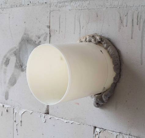 Auf der Baustelle werden die Lüftungskomponenten den jeweiligen Gegebenheiten angepasst.