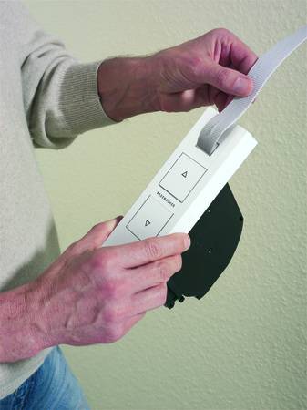 Das Gurtband wird in den elektrischen Wickler eingezogen und befestigt.