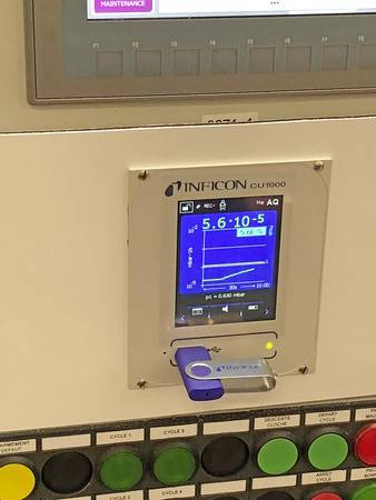 Lecks bis hinab in den Bereich von 10-5 mbarl/s werden angezeigt. Lecks bis hinab in den Bereich von 10-5 mbarl/s werden angezeigt.