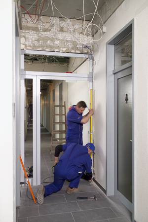 Damit Brandschutztüren ihre Anforderungen an Feuer- und Rauchschutz gewährleisten, müssen sie fachgerecht montiert sein.  Damit Brandschutztüren ihre Anforderungen an Feuer- und Rauchschutz gewährleisten, müssen sie fachgerecht montiert sein.