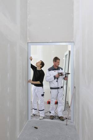 Für den Einbau von Türen ist die richtige Montage der Zarge entscheidend. Sie muss hinterklotzt und fluchtgerecht ausgerichtet werden. Für den Einbau von Türen ist die richtige Montage der Zarge entscheidend. Sie muss hinterklotzt und fluchtgerecht ausgerichtet werden.