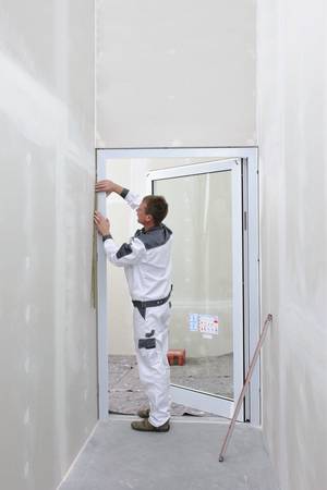 Brandschutztüren müssen unter anderem mit Mineralwolle hinterfüllt werden, um den Brandschutzanforderungen gerecht zu werden.