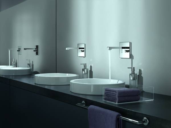 Da viele Gäste berührungslose Funktionen bevorzugen, bietet sich eine elektronische Armatur an. 