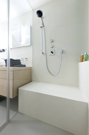 Der Trend geht zu durchgängigen, wenn möglich fugenlosen Wand- und Bodenflächen, die leicht zu reinigen sind. 