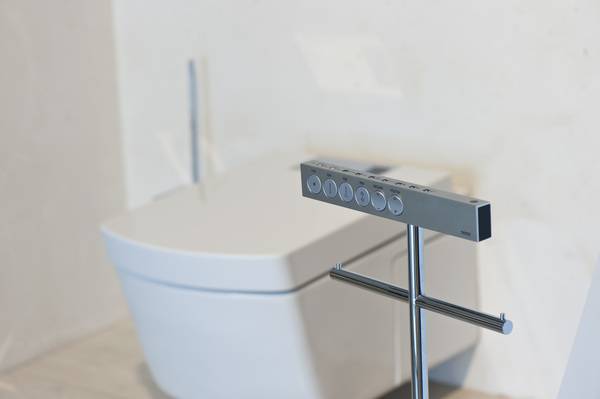 Nahezu ideal ist die Installation eines Dusch-WCs (hier das WASHLET Neorest von TOTO) im Gästebad. 