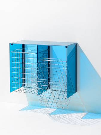 Die zweiteilige Montageschiene wird vertikal mittels Schrauben an der Wand befestigt. Der Teil mit den Glasflächen wird durch eine Drehbewegung im wandmontierten Teil eingerastet und verdeckt dabei die Schraubenköpfe.