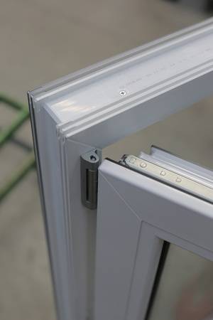 Kunststoff- und Aluminium-Kunststoff-Fenster von Kneer-Südfenster mit der neuen Drehkipp-Beschlaggeneration NX von Roto bieten ein Plus an Sicherheit, hohen Komfort und eine perfekte Optik.