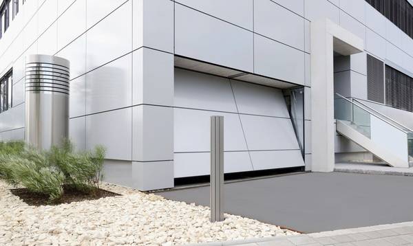 Mit dem nach innen abkippenden Tor lassen sich die Strukturen der Gebäudeverkleidung bis zum Detail des Fugenverlaufs problemlos fortführen. 