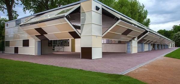 Die nach außen öffnenden Hebefalttore ermöglichen auch Ecklösungen am Gebäude, da keine beweglichen Teile im inneren Bereich kollidieren können. 