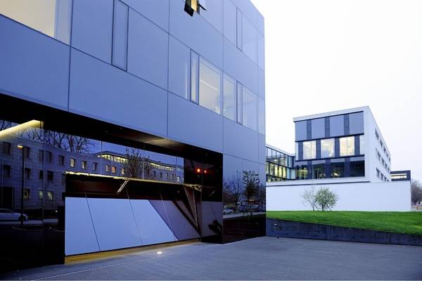 Auch schwere Glaselemente können mit der Kipptortechnik sicher und dauerhaft bewegt werden. 