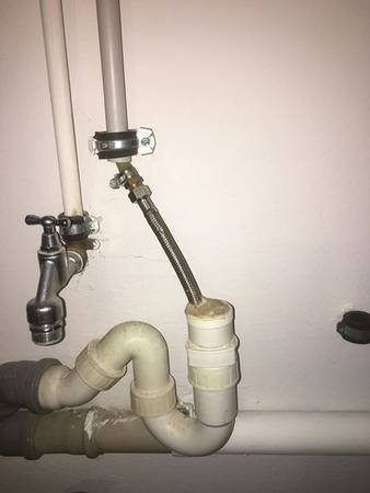 Flexschlauch + Kitt = die perfekte Einleitung ins Abwasserrohr. Die Avantgarde der Installationstechnik schreitet voran. Flexschlauch + Kitt = die perfekte Einleitung ins Abwasserrohr. Die Avantgarde der Installationstechnik schreitet voran.