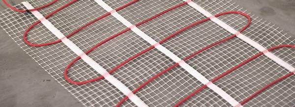 Die ZEWO Elektro-Flächenheizung von ZEWOTHERM basiert auf einer Gewebematte, in der das Heizkabel bereits fix und fertig integriert ist. Ohne Abmontage oder Fräsen des bestehenden Untergrundes liegt sie direkt unter dem Oberbelag auf. 