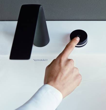 Einfach und intuitiv wird der flache Bedienknopf mit integriertem LED-Farbring betätigt.