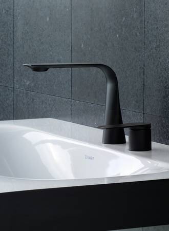 Bei der 2-Loch Armatur D.1 nimmt der rechts positionierte Einhebelgriff die Formgebung des flachen Auslaufs auf und schafft so eine klare und harmonische Gliederung. Bei der 2-Loch Armatur D.1 nimmt der rechts positionierte Einhebelgriff die Formgebung des flachen Auslaufs auf und schafft so eine klare und harmonische Gliederung.