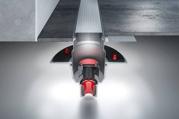 Querschnitt ACO ShowerDrain Public, Breite 110 mm, mit Ablauf ACO Passavant aus Gusseisen und Designrost Quadrato aus Edelstahl.