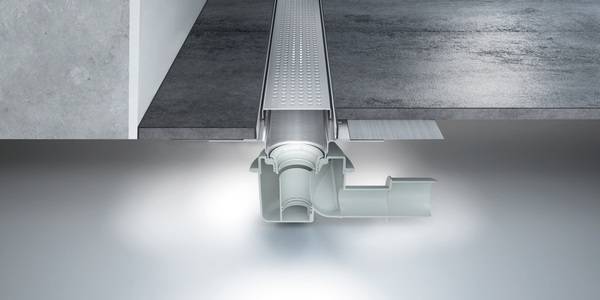 Querschnitt ACO ShowerDrain Public mit Standardablauf DN50, Rinnenbreite 80 mm, Designrost Quadrato aus Edelstahl.