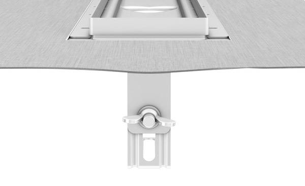 Die Höhenanpassung der Duschrinne ACO ShowerDrain Public an das jeweilige Bodenniveau erfolgt schnell und einfach mit Hilfe von Stellschrauben.