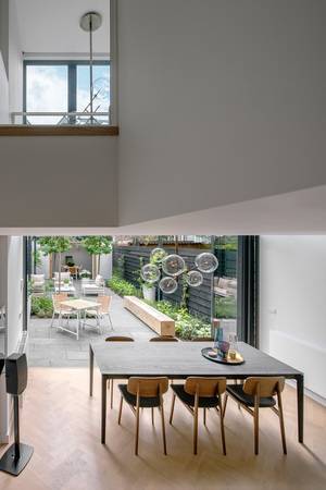 Offenheit und Transparenz prägen die neuen Räume des Reihenhauses. Die Glas-Faltwand löst jegliche räumliche Konventionen auf. 