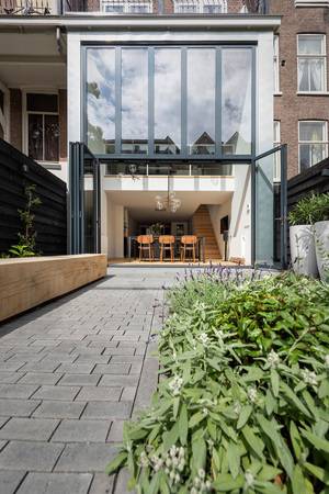 Die Glas-Faltwand von Solarlux öffnet sich im Erdgeschoss über die gesamte Breite von vier Metern. 