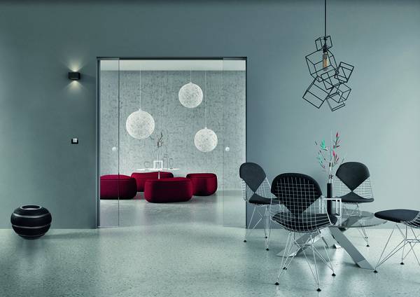 Zweiflüglige Glastüren lassen den Raum auch im geschlossenen Zustand großzügig und offen wirken. 