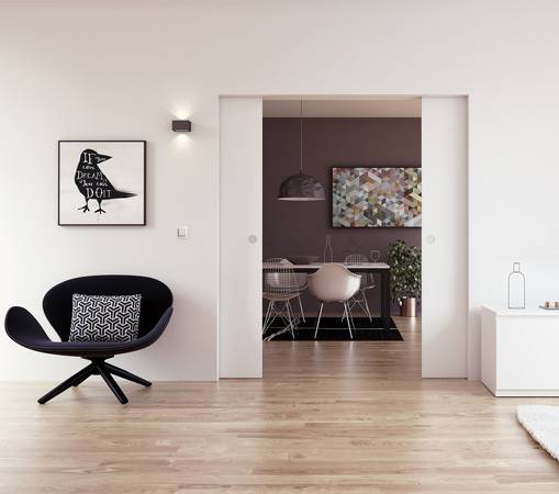 Die Schiebetür aus Holz teilt Räume auch optisch voneinander. 