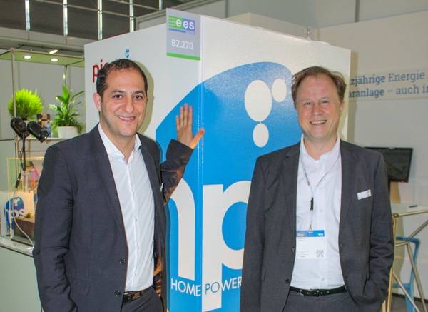 Bilder aus den frühen Tagen: Zeyad Abul-Ella (links) und Hendrik Colell auf der Intersolar 2017.