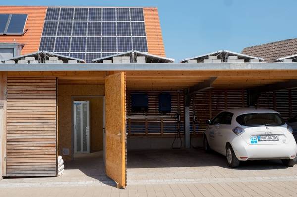 Solarer Carport mit Ladestationen bei der Diakonie in Nördlingen-Herkheim. Solarer Carport mit Ladestationen bei der Diakonie in Nördlingen-Herkheim.