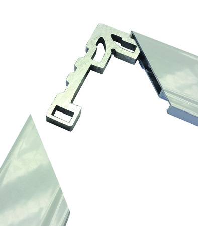 Die Eckwinkel werden kraftschlüssig mit dem stabilen Rahmen verpresst. Bei beweglichen Rahmen werden diese zusätzlich verklebt.