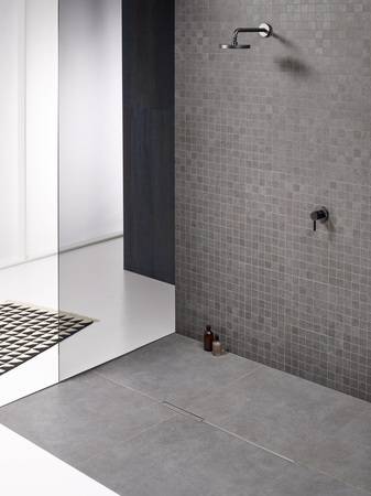 Dallmer hat sein DallFlex-System um zwei neue Duschrinnen für die Fläche erweitert und schafft damit über 100 Kombinationsmöglichkeiten für bodengleiche Duschen. 