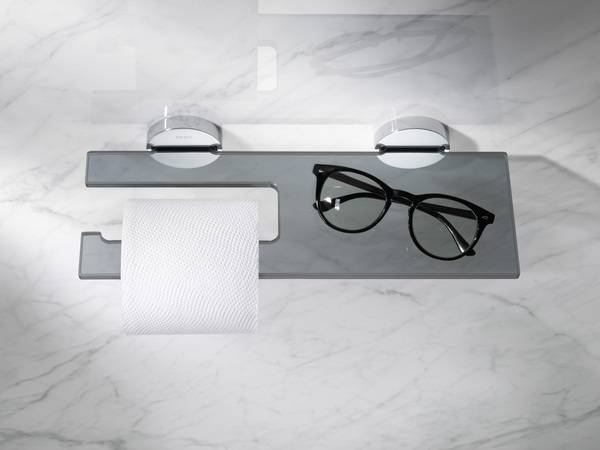 Von oben bis unten in glänzendem Chrom zeigt sich die Toilettenbürstengarnitur der EDITION 90. Diverse Dinge aus der Hosentasche, wie Handy & Co., lassen sich bequem auf die Ablagefläche  des EDITION 90 Toilettenpapierhalters legen.