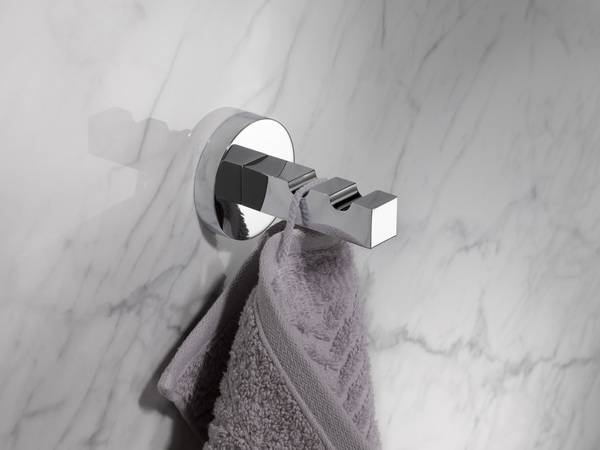 KEUCO hat einen Doppelhaken zum Aufhängen von Handtüchern oder Kleiderbügeln entwickelt, der optisch lediglich wie ein Einzelhaken aussieht: vorne ganz plan und zurückhaltend, hinten mit zwei Einkerbungen für die doppelt gute Halterung.