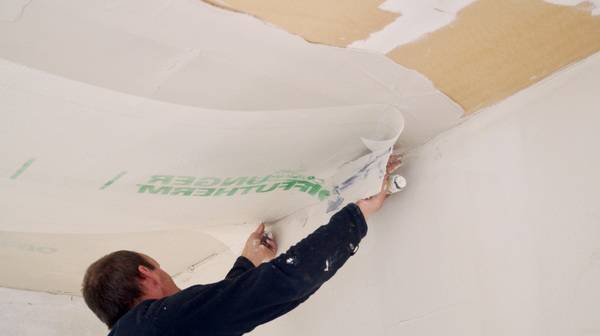 Anbringen der Carbon-Heizbahnen an der Decke. Anbringen der Carbon-Heizbahnen an der Decke.