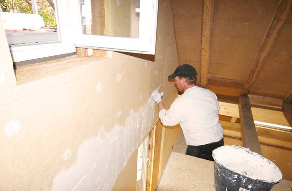 Anbringen der Carbon-Heizbahnen an der Wand. Anbringen der Carbon-Heizbahnen an der Wand.