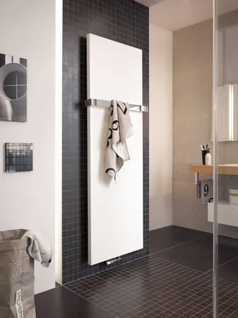 Der geschlossene Handtuchhalter wird an beiden Seiten des Designheizkörpers montiert, sodass dieser sich vor dem Heizkörper befindet und ihn nicht verdeckt. 