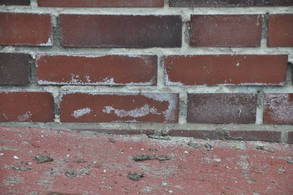 Kristallisationserscheinungen auf einer Klinkeroberfläche. Kristallisationserscheinungen auf einer Klinkeroberfläche.