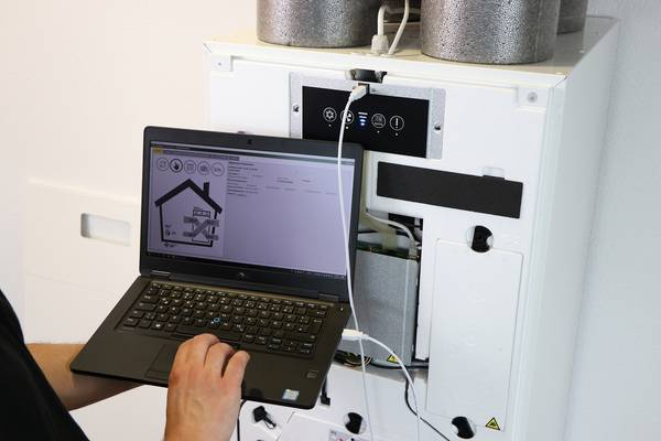 Für die Inbetriebnahme lädt der SHK-Handwerker die neue profi-air cockpit pro Software auf seinen Windows-Rechner und verbindet den Laptop über ein USB-Kabel mit dem Lüftungsgerät.