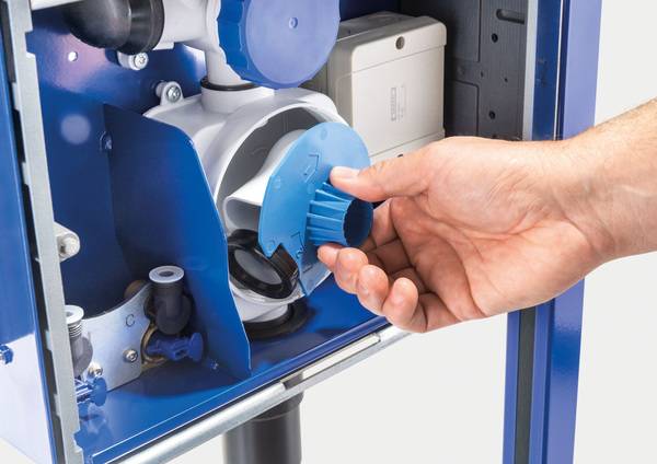 In den Siphon ist ein Schmuckfänger integriert. Fällt ein Schmuckstück oder ein sonstiger kleiner Gegenstand in den Abfluss, kann er durch die Revisionsklappe problemlos wieder entnommen werden. 