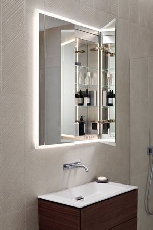 Als integraler Teil der Vorwand ermöglicht der Geberit ONE Spiegelschrank den Nutzern viel Freiraum über dem Waschtisch. Er ist in drei verschiedenen Größen verfügbar und punktet mit einem beeindruckenden Platzangebot. 