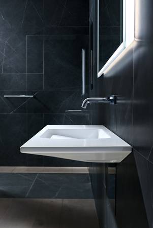 Die schlanke Linie der Geberit ONE Waschtischkeramik steht für Leichtigkeit im Bad. Sie wird durch die unsichtbare Ablauftechnik, den unsichtbaren Überlauf und die schlanke Wandarmatur noch unterstrichen. 