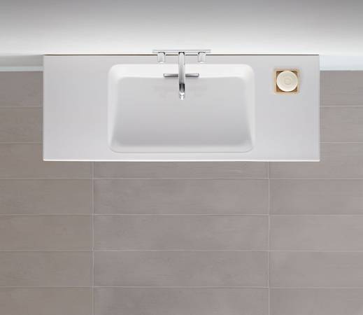 Mit einer Ausladung von 400 Millimetern ist der Geberit ONE Waschtisch sehr schlank gestaltet. Dennoch bietet er an den Seiten großzügige Ablageflächen für Badutensilien.