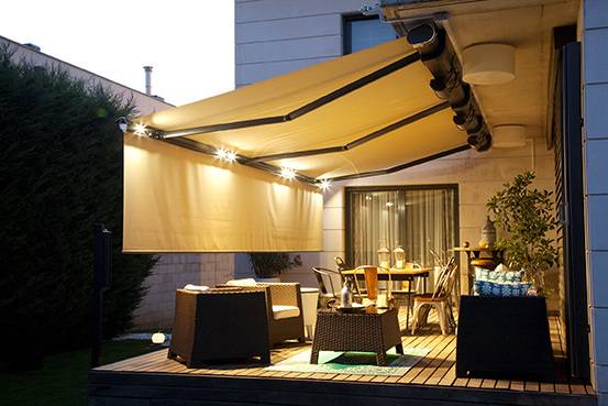 Die „Markise in der Markise“ bietet mehr Privatsphäre und schafft einen geschützten Raum im Freien, der sich bis in den Abend hinein nutzen lässt.