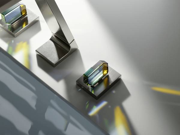 Drei neue Griffvarianten aus mehrfarbigem oder klarem Kristall verleihen dem Badambiente eine extravagante Ästhetik.